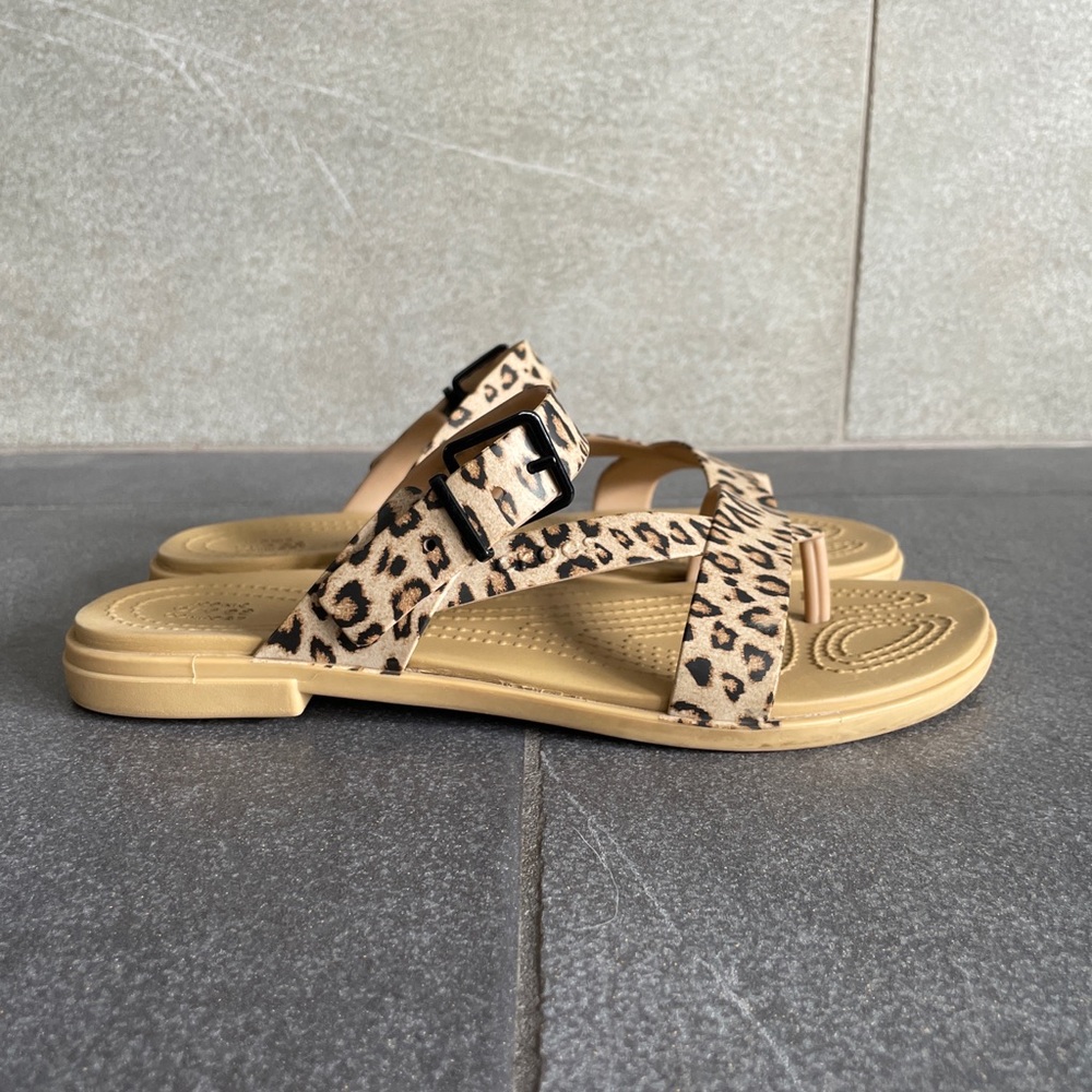 Crocs Tulum Flip Flop Sandal Size 7 Wide Leopard Print Buckle Strap